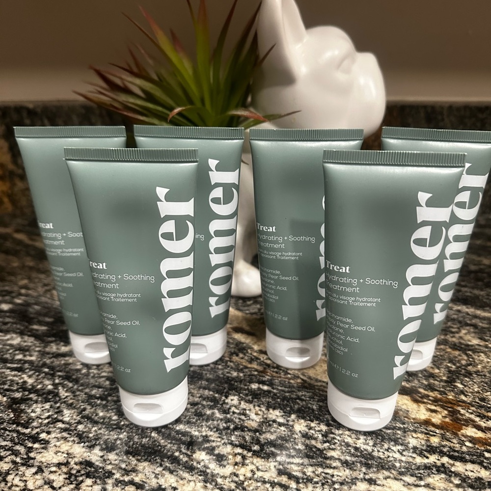 ✨💎NEW💎✨ UNOPENED ROMER SKINCARE BUNDLE!
COMES WITH GIFT